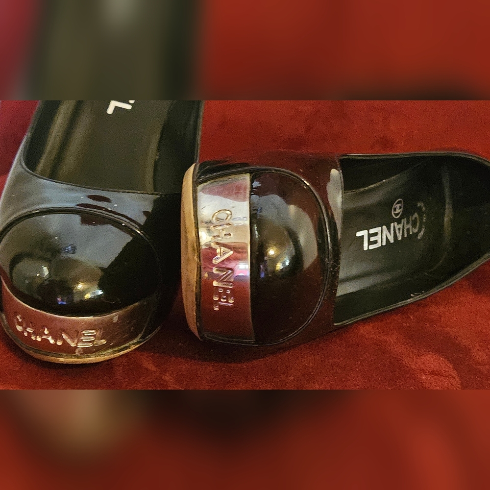 CHANEL Plated Chrome Logo Black Patent Leather Heels Sz38 (8)